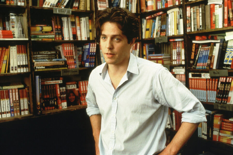 <b>«Ноттинг Хилл» (1999)</b>
<br><br>
К&nbsp;концу 90-х в&nbsp;фильмографии Хью Гранта образовалась череда романтических комедий. Но главные были еще впереди. «Ноттинг Хилл» стал одной из&nbsp;них &mdash; за&nbsp;роль в&nbsp;картине Грант был номинирован на&nbsp;«Золотой глобус». А партнершей его стала Джулия Робертс.
Грант сыграл разведенного хозяина книжного магазинчика, которого судьба сводит с&nbsp;голливудской кинозвездой. У&nbsp;них завязываются отношения, потом она исчезает, но затем вновь оказывается у&nbsp;него на&nbsp;пороге, спасаясь от папарацци.
