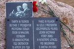 Мемориальная табличка на памятном камне, установленном на месте крушения польского самолета Ту-154