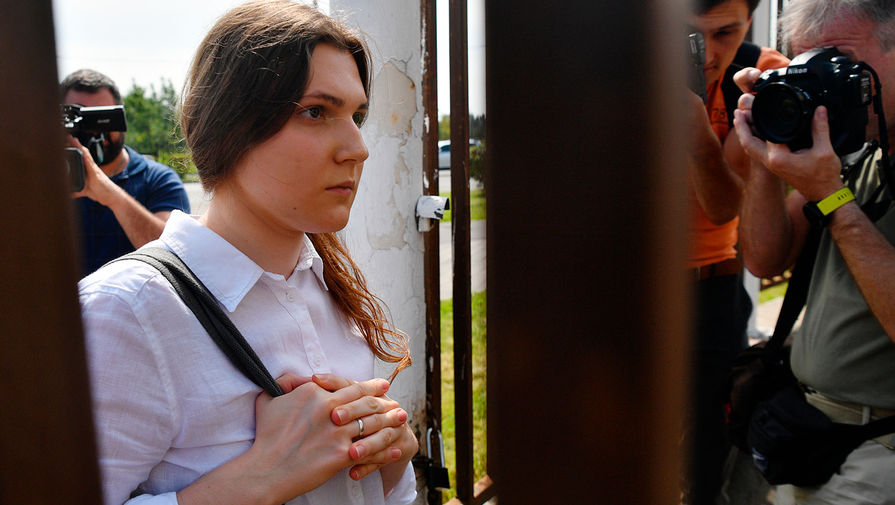 Фигурант дела &laquo;Новое величие&raquo; Анна Павликова возле здания Люблинского суда города Москвы перед&nbsp;оглашением приговора, 6 августа 2020 года