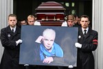 Во время прощания с певцом Борисом Моисеевым на Троекуровском кладбище, 2 октября 2022 года