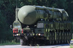 Стратегическая ракета «Ярс» (PC-24) – принята на вооружение в 2009 году, является твердотопливной ракетой мобильного базирования с дальностью стрельбы 11 тыс. км. Имеет несколько боевых блоков индивидуального наведения. В отличие от «Тополей» «Ярсы» оснащены разделяющейся головной частью, включающей, по разным данным, три или четыре ядерных боевых блока индивидуального наведения. Как сообщил накануне командующий РВСН РФ генерал Сергей Каракаев, в 2016 году еще пять полков группировки РВСН будут перевооружены на стратегический комплекс «Ярс». Он пояснил, что начнется перевооружение Иркутской и Йошкар-Олинской дивизий, продолжится — Новосибирской, Козельской, Нижнетагильской. В эти соединения поступят два десятка межконтинентальных баллистических ракет.