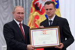 Президент РФ Владимир Путин и футболист Денис Черышев на&nbsp;церемонии вручения в&nbsp;Кремле государственных наград и почетных грамот спортсменам и тренерам сборной России по&nbsp;футболу&nbsp;- участникам чемпионата мира FIFA – 2018