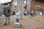 <b>«Зимняя кость» (2010)</b>
<br><br>
Роль в инди-драме Дебры Граник стала прорывной для Лоуренс — прежде малоизвестная актриса (в основном сериалов), она, 20-летняя девушка, была номинирована на «Оскар» и «Золотой Глобус».