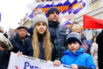 Участники митинга «Марш рассерженных родителей» в знак протеста против принятых законов о переходе образования в средней школе на латышский язык, Рига, 4 апреля 2018 года 