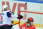 Тони Мортенссон (№9) помогает своему вратарю от наскоков Романа Людучина