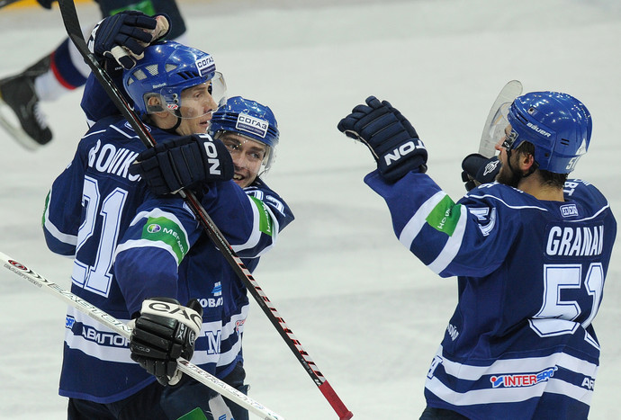 Хоккеисты &laquo;Динамо&raquo; празднуют шайбу в&nbsp;ворота СКА