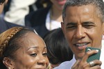 Олимпийская чемпионка в&nbsp;беге на&nbsp;400 метров Саня Ричардс-Росс фотографируется с&nbsp;Бараком Обамой