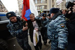Сотрудники полиции задерживают сторонника оппозиции у здания Замоскворецкого суда Москвы