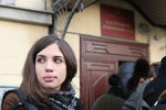 Участница панк-группы Pussy Riot Надежда Толоконникова (признана в РФ иностранным агентом) у Басманного суда, где проходит рассмотрение ходатайства следствия об изменении меры пресечения с подписки о невыезде на домашний арест А. Навальному (включен в список террористов и экстремистов)
