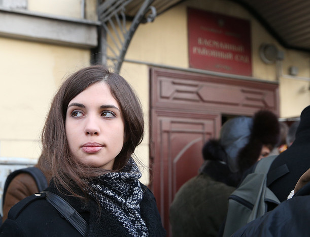 Участница панк-группы Pussy Riot Надежда Толоконникова (признана в РФ иностранным агентом) у&nbsp;Басманного суда, где проходит рассмотрение ходатайства следствия об изменении меры пресечения с&nbsp;подписки о&nbsp;невыезде на&nbsp;домашний арест А. Навальному (включен в список террористов и экстремистов)