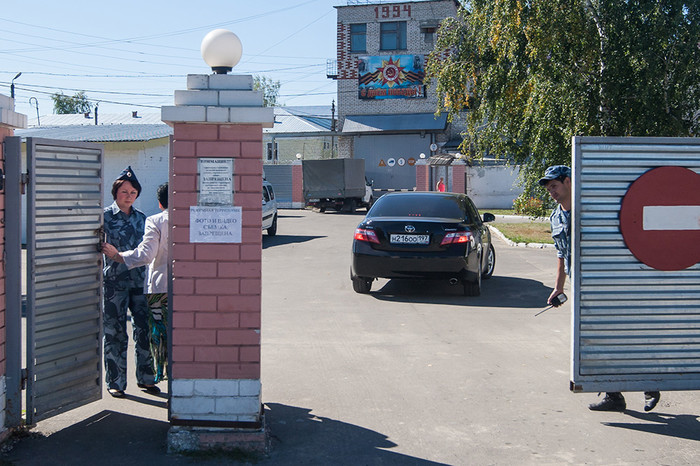У колонии в поселке Головино, где отбывала наказание бывшая глава департамента имущественных отношений Минобороны РФ Евгения Васильева