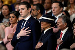 Сын Дональда Трампа Бэррон Трамп с матерью и Меланьей Трамп на церемонии инаугурации в ротонде Капитолия в Вашингтоне, округ Колумбия, 20 января 2025 года