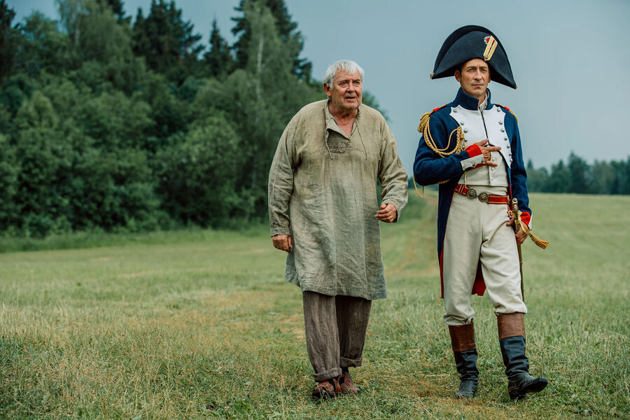 <b>18-е место. &laquo;Вампиры средней полосы&raquo; (2021-...)</b>
<br><br>
Еще один сериал про&nbsp;кровопийц, однако совсем другого толка &mdash; в&nbsp;умилительной комедии действие разворачивается в&nbsp;наши годы, причем в&nbsp;локациях Смоленска. Главную роль в&nbsp;доброй истории об упырях гуманистического склада ума изначально должен был сыграть Михаил Ефремов, но из-за всем известного инцидента его заменил несравненный Юрий Стоянов. Благодаря чему в&nbsp;итоге стал звездой зумеров, не заставших &laquo;Городок&raquo;, &mdash; наравне с&nbsp;партнершей по&nbsp;&laquo;Вампирам&raquo; Татьяной Догилевой.