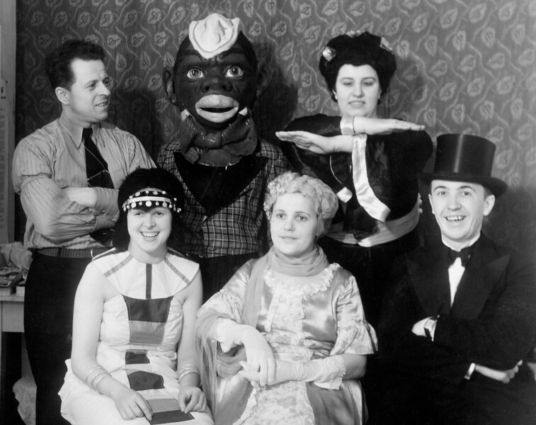 Компания на вечеринке в честь Хэллоуина, 1930-е годы
