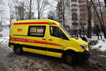 Автомобиль скорой помощи на Ельнинской улице на западе Москвы, 27 декабря 2016 года