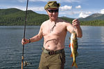 Президент России Владимир Путин во время рыбалки на озерах в Туве в первых числах августа 2017 года