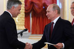 3 октября 2017 года. Президент РФ Владимир Путин и чрезвычайный и полномочный посол США Джон Мид Хантсман (слева) на церемонии вручения верительных грамот послов иностранных государств