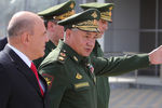 Премьер-министр РФ Михаил Мишустин и министр обороны РФ Сергей Шойгу после церемонии открытия Международного военно-технического форума «Армия-2020» на территории конгрессно-выставочного центра Вооруженных сил России «Патриот», 23 августа 2020 года
