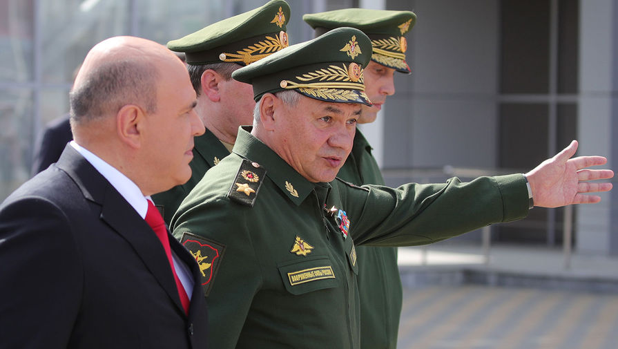 Премьер-министр РФ Михаил Мишустин и министр обороны РФ Сергей Шойгу после церемонии открытия Международного военно-технического форума &laquo;Армия-2020&raquo; на&nbsp;территории конгрессно-выставочного центра Вооруженных сил России &laquo;Патриот&raquo;, 23 августа 2020 года
