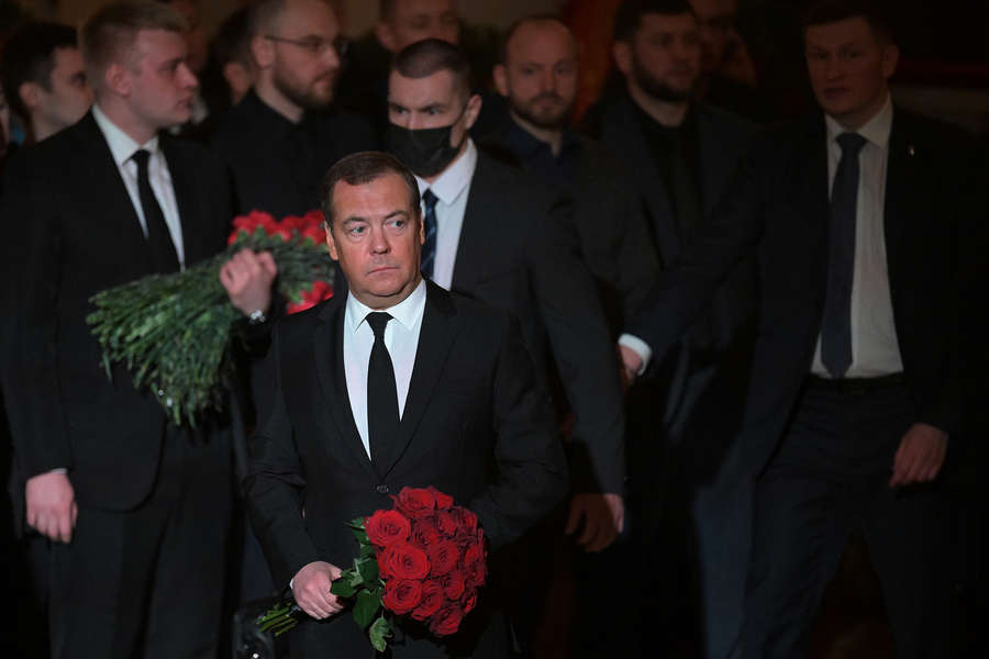 Заместитель председателя Совета безопасности РФ Дмитрий Медведев на&nbsp;церемонии прощания с&nbsp;руководителем фракции ЛДПР Владимиром Жириновским в&nbsp;Колонном зале Дома Союзов в&nbsp;Москве, 8&nbsp;апреля 2022&nbsp;года 