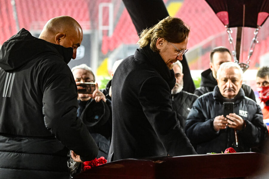 Главный тренер ФК &laquo;Ахмат&raquo; Станислав Черчесов (слева) и тренер сборной России по&nbsp;футболу Валерий Карпин на&nbsp;церемонии прощания с&nbsp;олимпийским чемпионом 1956&nbsp;года и лучшим бомбардиром московского &laquo;Спартака&raquo; Никитой Симоняном на&nbsp;стадионе &laquo;Лукойл Арена&raquo; в&nbsp;Москве, 27&nbsp;ноября 2025&nbsp;года