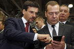 Дмитрий Медведев со смартфоном Inoy во время посещения выставки «Импортозамещение» в Москве, 12 сентября 2017 года