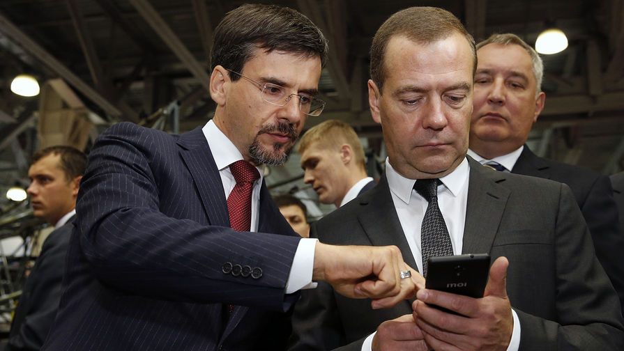 Дмитрий Медведев со смартфоном Inoy во время посещения выставки &laquo;Импортозамещение&raquo; в&nbsp;Москве, 12&nbsp;сентября 2017&nbsp;года