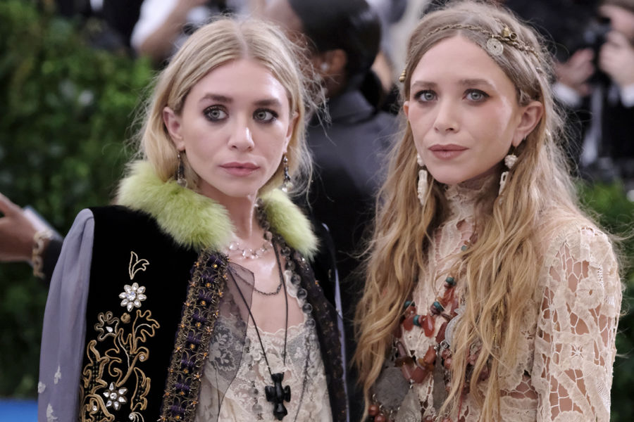 Американский совет дизайнеров CFDA трижды называл сестер Олсен лучшими дизайнерами года. По&nbsp;данным СМИ, бренд, который продает вещи в&nbsp;среднем за&nbsp;$1000, зарабатывает от $100 до&nbsp;$200 млн в&nbsp;год.
<br>На фото: сестры Олсен на&nbsp;ежегодном благотворительном балу Метрополитен-музея в&nbsp;2017 году