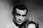 <b>Бондиана (1962-1983)</b>
<br><br>
На момент старта величайшей шпионской франшизы в истории кино Коннери был фактически ноунеймом — актерством британец начал всерьез заниматься лишь за несколько лет до этого, сыграв в фильмах «Адские водители», «Другое время, другое место», «Дарби О'Гилл и маленький народ», а также «Анна Каренина», причем не удостоился за эти роли какой-то выдающейся критики. Во время кастинга экранного Бонда создатель персонажа Ян Флеминг был против его кандидатуры, подчеркивая, что видит в Коннери не того самого спецагента, а «каскадера-переростка». На финальное решение, как стало известно позднее, повлияла женская половина продюсерской команды, уверенная, что актер станет не просто идеальным 007, но и секс-символом эпохи.
<b>На фото:</b> актеры Шон Коннери и Урсула Андресс в фильме бондианы «Доктор Ноу» (1964)

