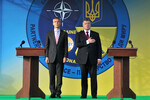 Президент Украины Петр Порошенко (в центре) и генеральный секретарь НАТО Йенс Столтенберг (слева) принимают участие в официальной церемонии открытия международных учений по ликвидации последствий чрезвычайных ситуаций «Украина-2015» в рамках национальной программы сотрудничества Украина — НАТО «Партнерство ради мира», которые проходят на Яворовском полигоне во Львовской области, 21 сентября 2015 года