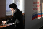 Во время голосования на выборах президента РФ на избирательном участке, Москва, 18 марта 2018 года