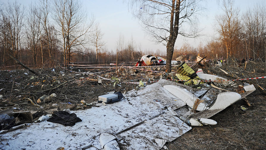 Обломки самолета Ту-154 на месте крушения под Смоленском, апрель 2010 года
