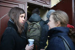 Участницы панк-группы Pussy Riot Надежда Толоконникова (признана в РФ иностранным агентом) и Мария Алехина (слева направо) у Басманного суда, где проходит рассмотрение ходатайства следствия об изменении меры пресечения с подписки о невыезде на домашний арест А. Навальному (включен в список террористов и экстремистов)