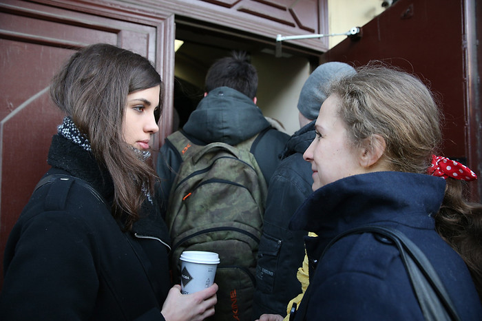 Участницы панк-группы Pussy Riot Надежда Толоконникова (признана в РФ иностранным агентом) и Мария Алехина (слева направо) у&nbsp;Басманного суда, где проходит рассмотрение ходатайства следствия об изменении меры пресечения с&nbsp;подписки о&nbsp;невыезде на&nbsp;домашний арест А. Навальному (включен в список террористов и экстремистов)