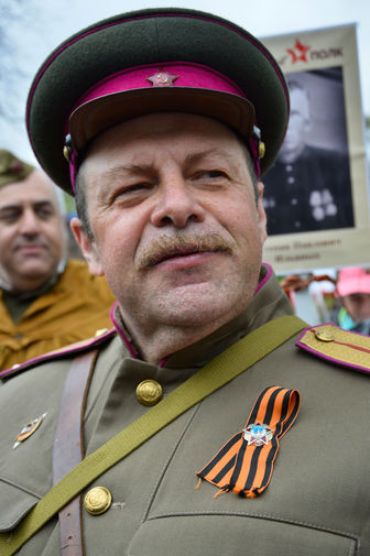 Участник акции &laquo;Бессмертный полк&raquo; в&nbsp;Нью-Йорке