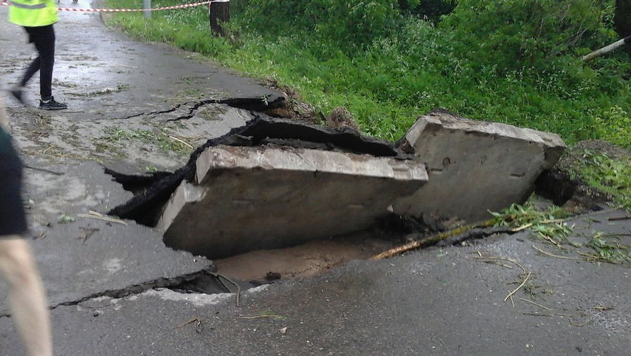 На&nbsp;месте обрушения автомобильного моста в&nbsp;Новой Москве, 10 июня 2020 года