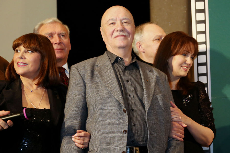 Званием &laquo;Народный артист РСФСР&raquo; Куравлева удостоили в&nbsp;1977 году. Актер также является обладателем орденов «Знак Почета» и «За заслуги перед&nbsp;Отечеством» IV степени.
На&nbsp;фото: актеры Наталья Варлей, Леонид Куравлев и Светлана Аманова (слева направо) на&nbsp;творческом вечере &laquo;Гайдай всегда Гайдай!&raquo; к&nbsp;90-летию режиссера Леонида Гайдая в&nbsp;Доме кино в&nbsp;Москве, 2013&nbsp;год