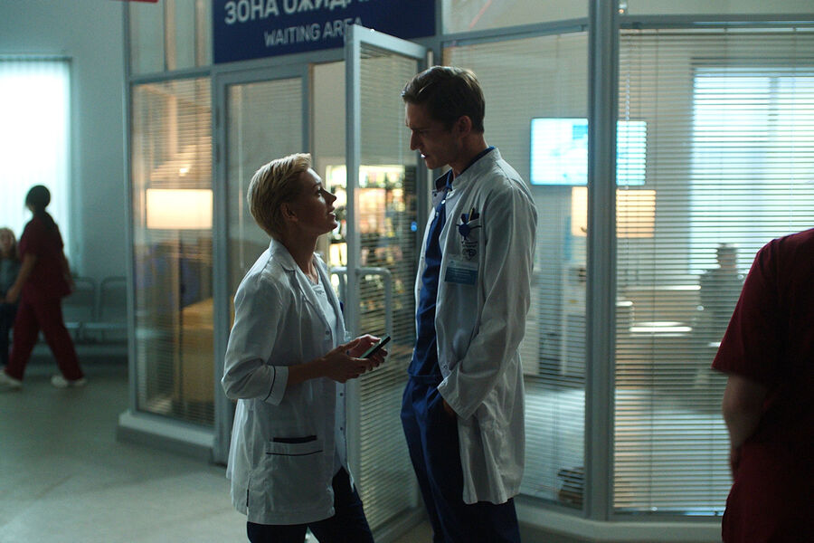 <b>«Склиф» — 1&nbsp;сезон, реж. Мария Агранович</b>
<br><br>
<b>Где и когда смотреть:</b> на&nbsp;«Кинопоиске», Kion, Premier и «Иви» — с&nbsp;2 декабря
<br><br>
Медицинская драма о&nbsp;хирурге-травматологе из&nbsp;института скорой помощи, которая пытается преодолеть стеклянный потолок и взобраться на&nbsp;вершину карьерной лестницы. В&nbsp;главной роли — Кристина Асмус.
