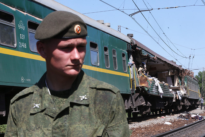 На месте столкновения пассажирского и грузового поездов на железнодорожном перегоне между Наро-Фоминском и Бекасово в районе Московской области