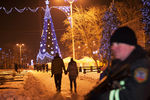  Жители города у&nbsp;новогодней елки в&nbsp;центре города