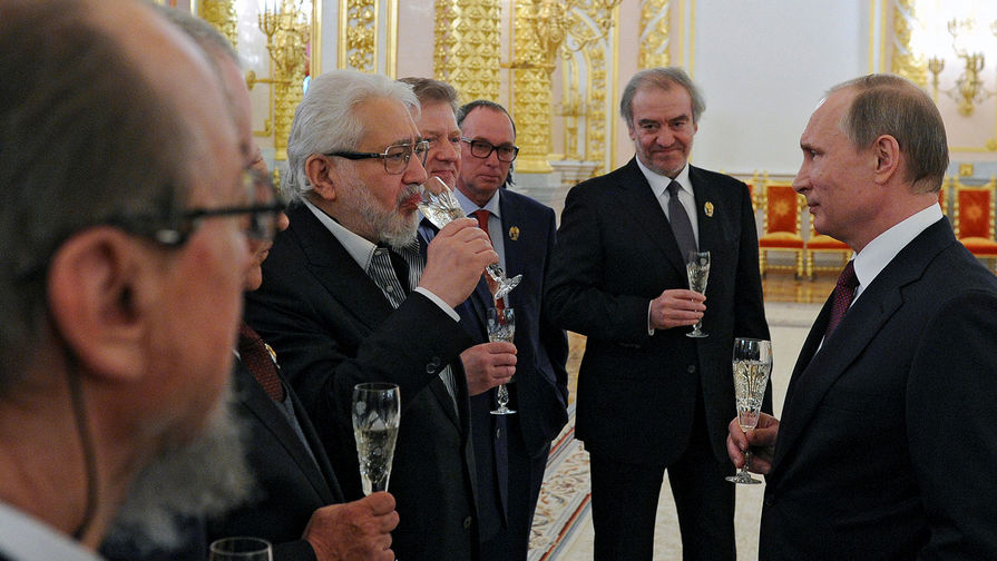 Художественный руководитель Малого драматического театра Лев Додин, доктор биологических наук, профессор, член-корреспондент РАН Сергей Недоспасов, режиссер Сергей Урсуляк, дирижер, художественный руководитель Мариинского театра Валерий Гергиев и президент РФ Владимир Путин (слева направо) на&nbsp;церемонии вручения государственных премий РФ в&nbsp;области науки и технологий, литературы, искусства и гуманитарной деятельности за&nbsp;2015 год в&nbsp;Кремле