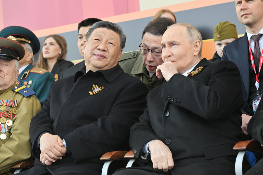 Президент РФ Владимир Путин и председатель КНР Си Цзиньпин на&nbsp;Красной площади в&nbsp;Москве на&nbsp;военном параде, посвященном 80-летию Победы, 09&nbsp;мая 2025&nbsp;года