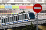 Поезд московской монорельсовой дороги у Телецентра в Москве, 03 августа 2018 года