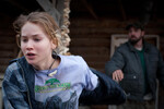 <b>«Зимняя кость» (2010)</b>
<br><br>
В ленте Дженнифер сыграла тинейджерку из неблагополучной семьи, которая ради спасения дома и младших брата и сестры вынуждена отправиться на поиски отца-наркоторговца.