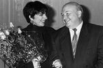 1994 год. Американская актриса и певица Лайза Минелли с мэром Москвы Юрием Лужковым во время посещения Московской мэрии