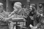 Народный художник РСФСР Юрий Чернов и Федор Конюхов во время создания скульптурного портрета путешественника, 1990 год