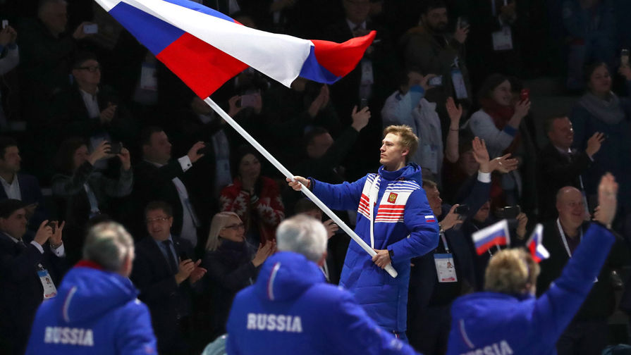 Сноубордист Дмитрий Логинов с&nbsp;флагом России во время церемонии открытия XXIX Всемирной зимней универсиады в&nbsp;Красноярске, 2 марта 2019 года 
