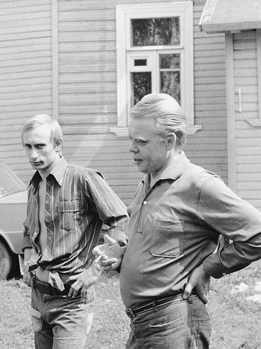 Владимир Путин (слева) на&nbsp;даче у&nbsp;знакомого, 1980-е