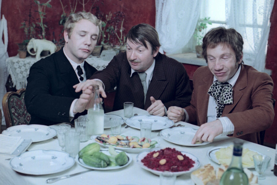 <b>Кадр из&nbsp;фильма &laquo;Не может быть&raquo;, реж. Леонид Гайдай, 1975&nbsp;год</b><br>
Следующим этапом сотрудничества Куравлева и Гайдая также стала экранизация &ndash; на&nbsp;этот раз работы Михаила Зощенко. Куравлев сыграл нерадивого жениха, который не может узнать невесту на&nbsp;собственной свадьбе в&nbsp;новелле &laquo;Свадебное происшествие&raquo;. Здесь он вновь встретился на&nbsp;площадке с&nbsp;Савелием Крамаровым, с&nbsp;которым они вместе снимались в&nbsp;&laquo;Иване Васильевиче&raquo;. Актеры так сдружились, что Куравлев подарил Крамарову свою фотокарточку с&nbsp;пожеланием &laquo;находить понимание с&nbsp;режиссерами и с&nbsp;администрацией кино, какое было у&nbsp;них&raquo;. 