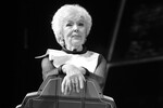 <b>Вера Васильева (30 сентября 1925 — 8 августа 2023)</b> — советская и российская актриса театра и кино. Народная артистка СССР, лауреат Сталинских премий I и III степени. Зрителю Васильева известна по фильмам «Свадьба с приданым», «Звезда экрана» и «Карнавал». До последних дней служила в Московском академическом театре сатиры, где сыграла более 60 ролей, в том числе графиню из «Безумного дня, или Женитьбы Фигаро» Бомарше.
